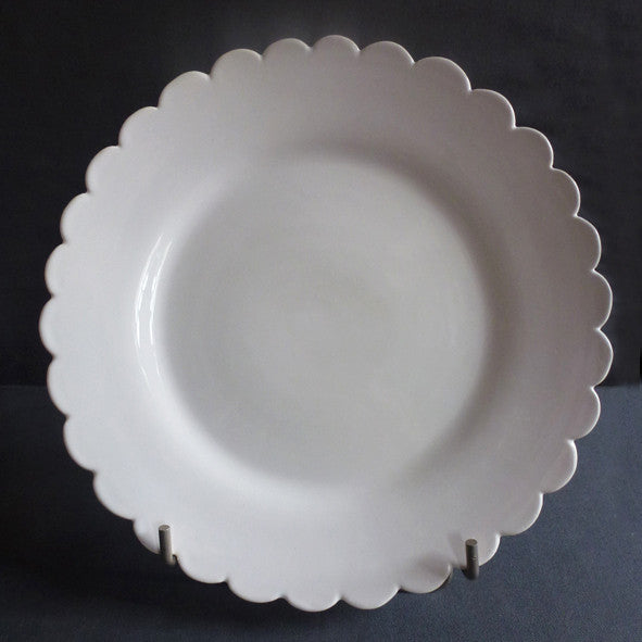 Large Scallop Chevet Pleine plate in white