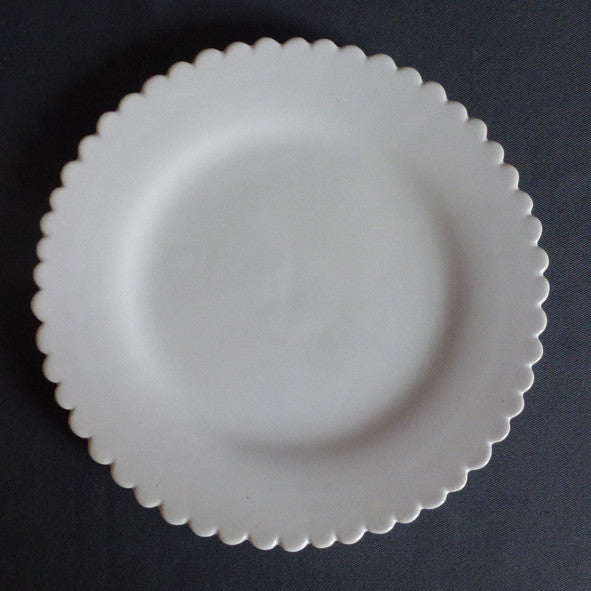 Small Scallop Bourg-Joly Pleine Plate in white